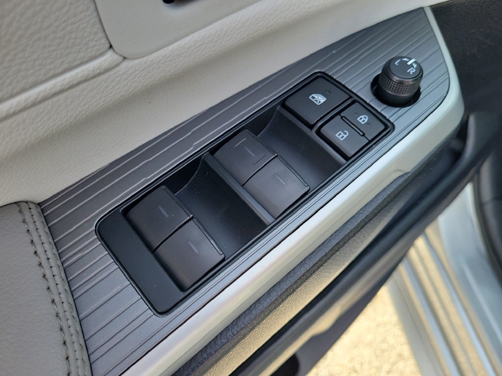 Used 2025 Toyota Sienna XLE FWD image 14