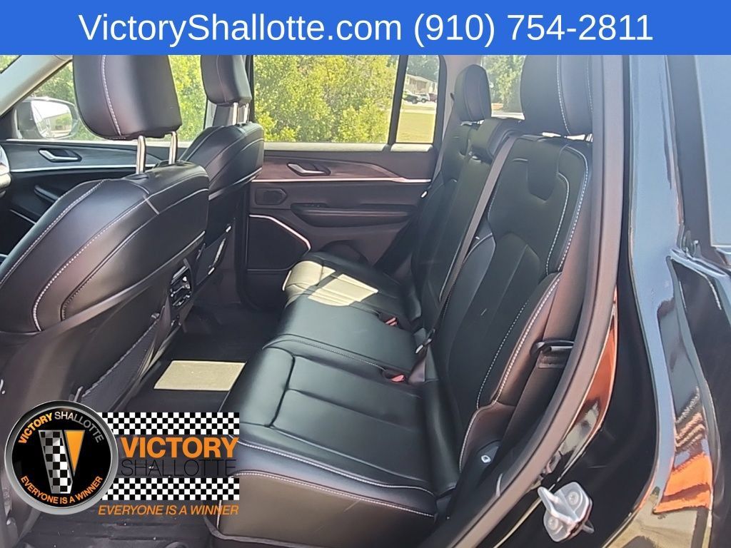 Used 2023 Jeep Grand Cherokee Limited w/ Black Appearance Package AWD/4WD image 22