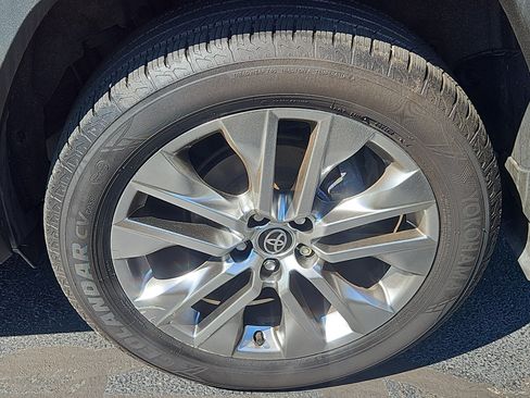 Used 2021 Toyota RAV4 XLE Premium AWD/4WD image 29