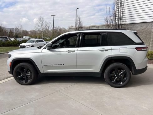 Used 2025 Jeep Grand Cherokee Limited w/ Luxury Tech Group II image 8