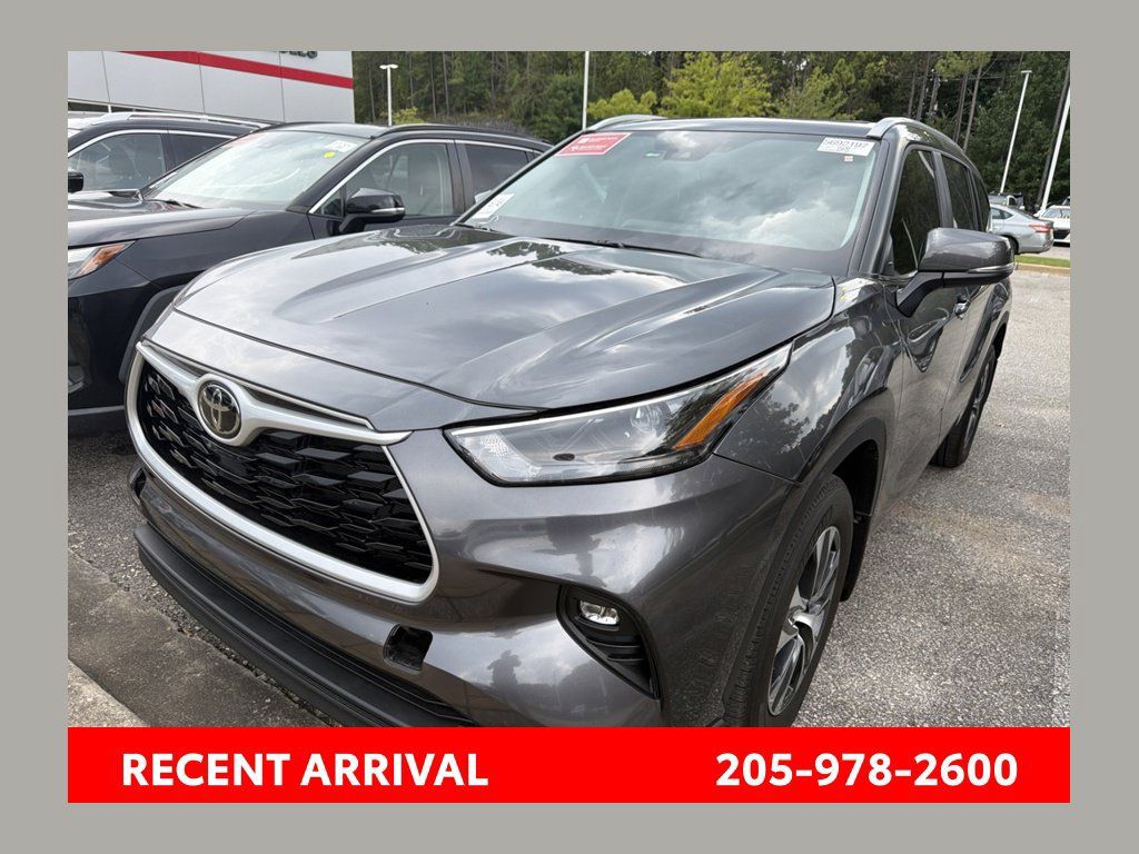 Used 2025 Toyota Highlander XLE FWD image 1