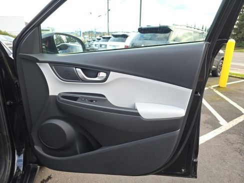 Used 2023 Hyundai Kona SE w/ Cargo Package image 20