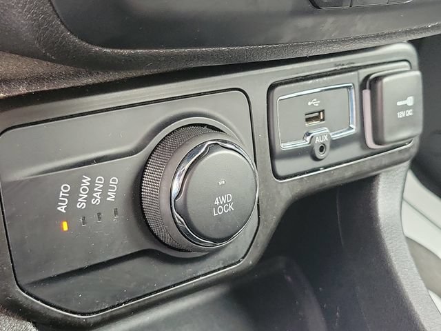 Used 2023 Jeep Renegade Latitude AWD/4WD image 19