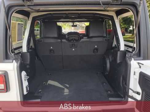 Used 2022 Jeep Wrangler Unlimited Sahara AWD/4WD image 33