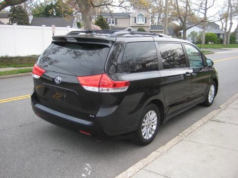 Used 2011 Toyota Sienna XLE w/ Premium Pkg image 3