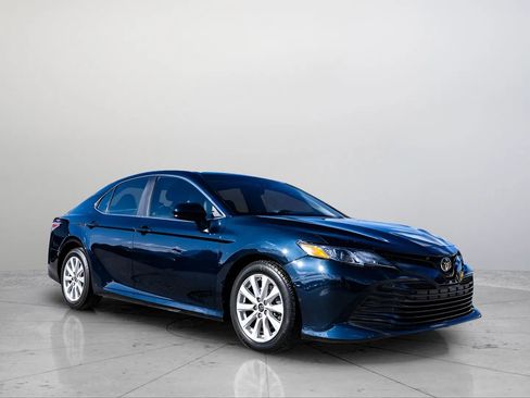Used 2018 Toyota Camry LE FWD image 6
