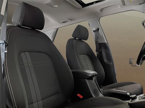 Used 2024 Hyundai Venue SEL image 22