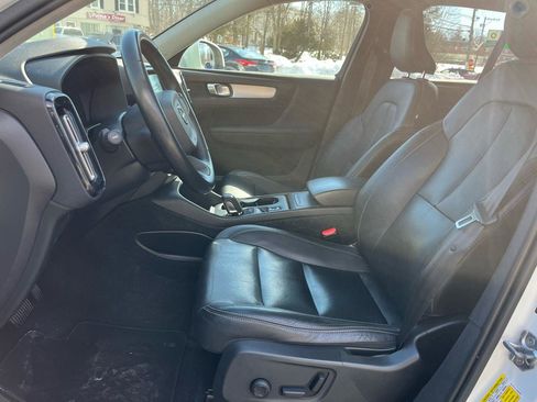 Used 2019 Volvo XC40 T5 Momentum image 11