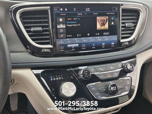 Used 2021 Chrysler Pacifica Touring FWD image 19