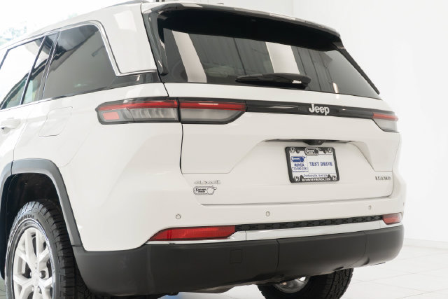 Used 2023 Jeep Grand Cherokee Limited AWD/4WD image 9