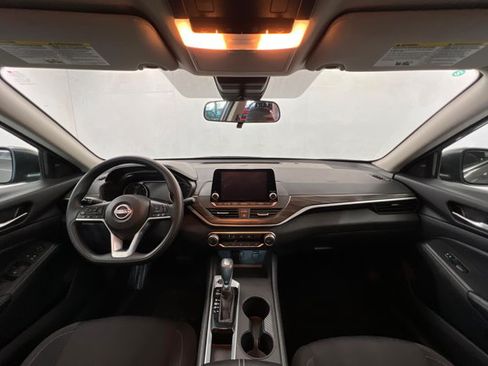 Used 2025 Nissan Altima 2.5 SV FWD image 10