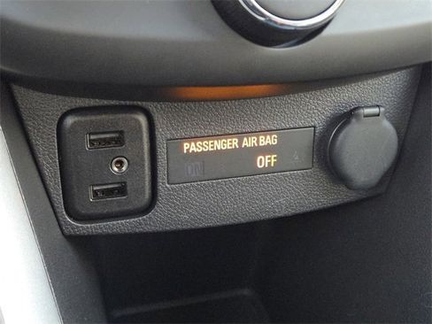 Used 2022 Chevrolet Trax LT w/ LT Convenience Package image 6