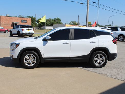 Used 2022 GMC Terrain SLE FWD image 9