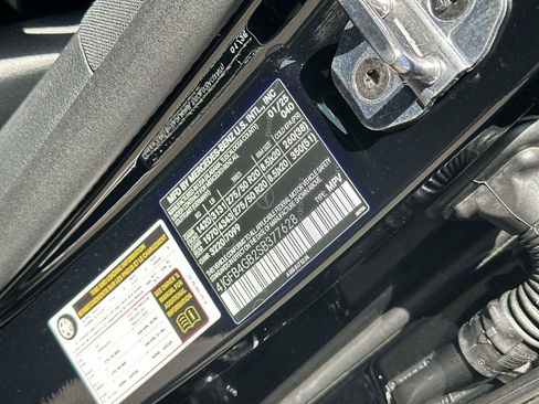 Used 2025 Mercedes-Benz GLE 450e 4MATIC w/ Driver Assistance Package image 35