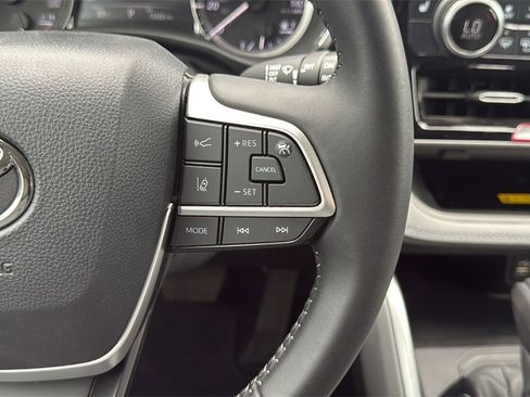 Used 2024 Toyota Highlander XLE image 21