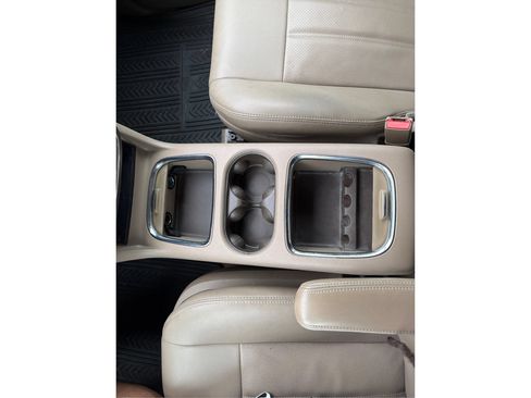 Used 2016 Chrysler Town & Country Touring-L FWD image 16