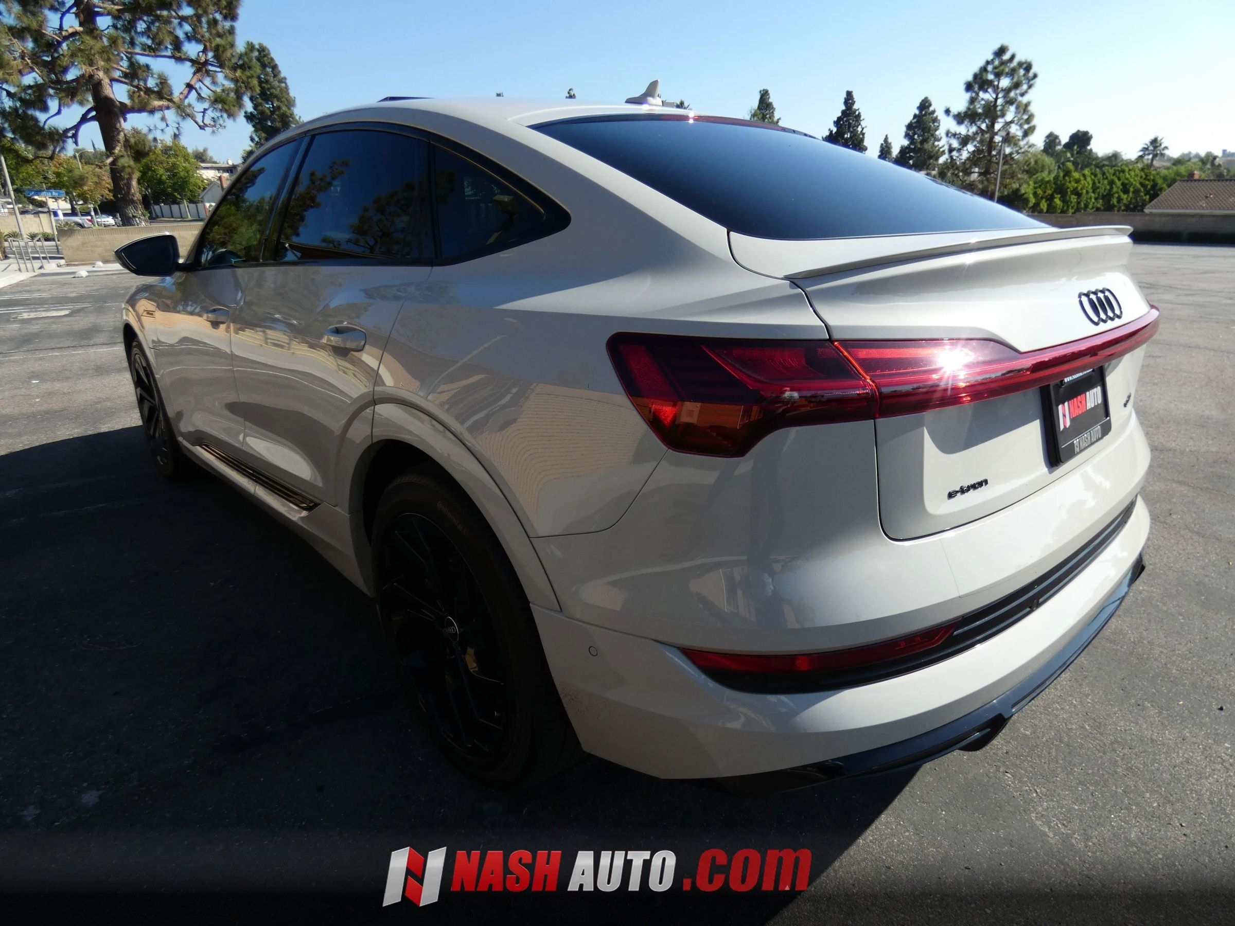 Used 2022 Audi e-tron Premium Plus w/ Premium Plus Package AWD/4WD image 12