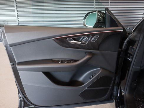 Used 2022 Audi Q8 Premium Plus w/ Premium Plus Package image 26