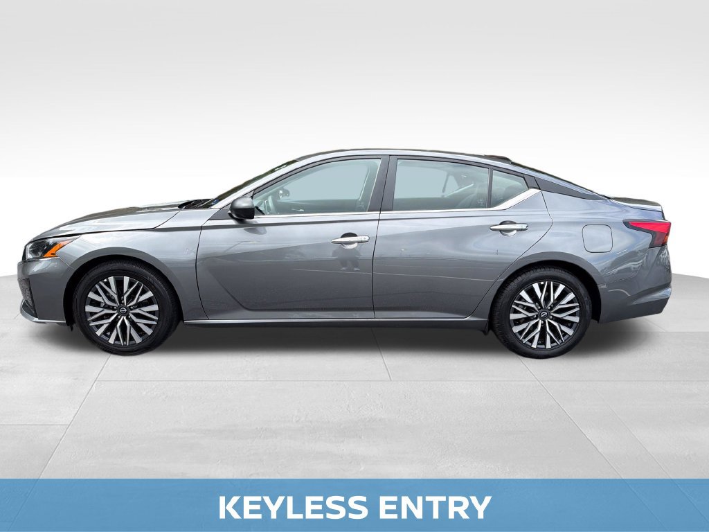 Used 2025 Nissan Altima 2.5 SV FWD image 3