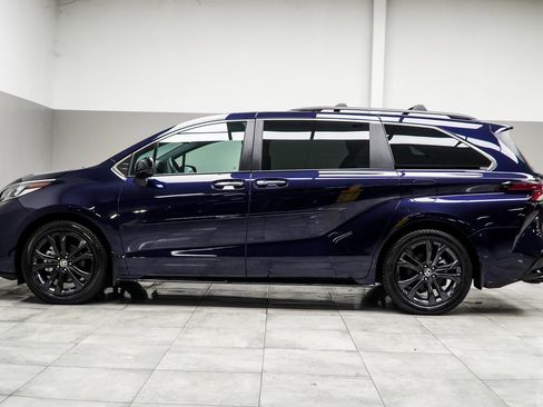 Used 2022 Toyota Sienna XSE image 9