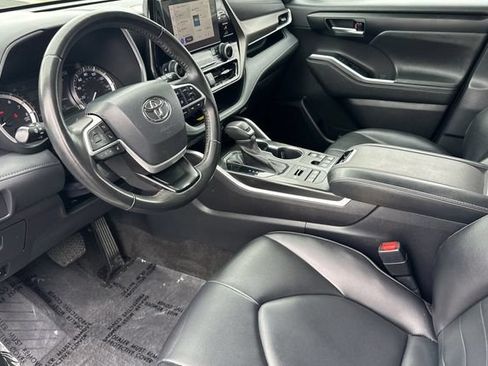Used 2023 Toyota Highlander XLE AWD/4WD image 11
