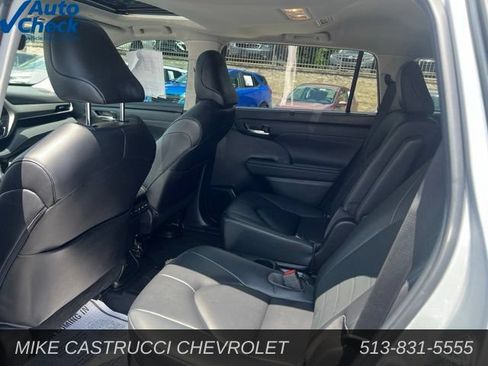 Used 2023 Toyota Highlander XLE FWD image 7