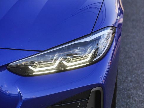 Used 2021 BMW M440i Convertible image 4