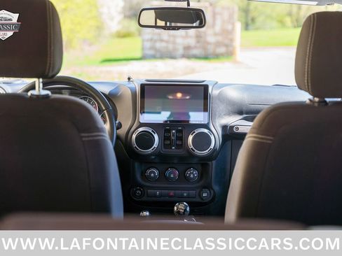 Used 2018 Jeep Wrangler Unlimited Sahara w/ Dual Top Group AWD/4WD image 25