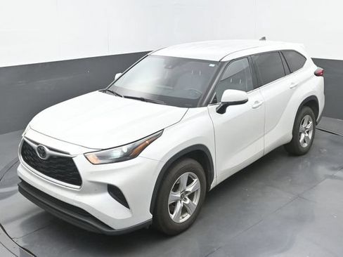 Used 2022 Toyota Highlander L FWD image 16