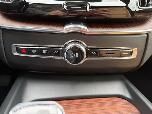 Used 2023 Volvo XC60 T8 Ultimate w/ Climate Package image 33