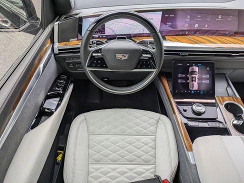 Certified 2025 Cadillac Escalade Premium Luxury Platinum w/ LPO, Radiant Package RWD image 18