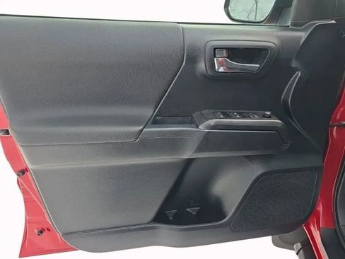 Used 2018 Toyota Tacoma TRD Sport image 11