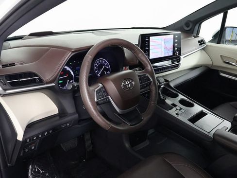 Used 2024 Toyota Sienna Platinum FWD image 7
