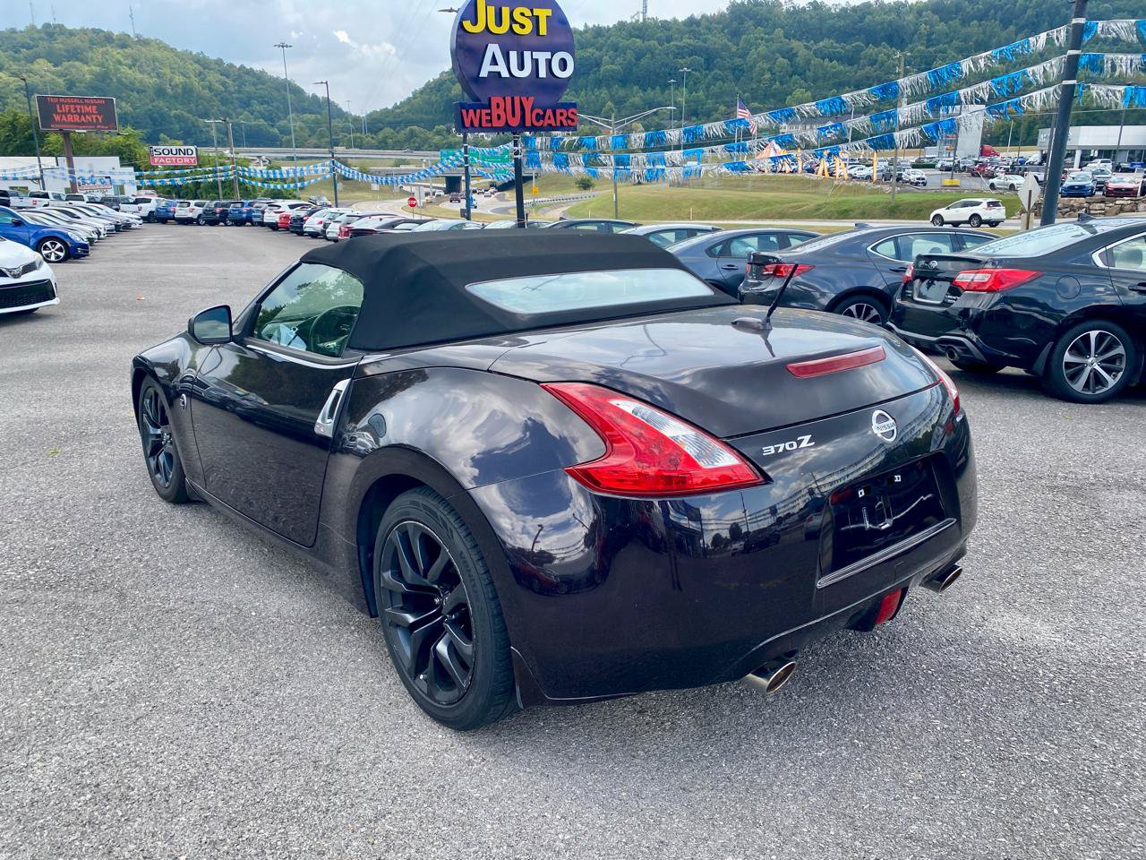 Used 2016 Nissan 370Z Touring RWD image 5