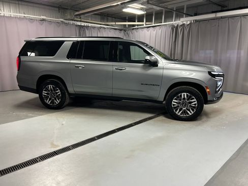 Used 2025 Chevrolet Suburban Z71 image 8