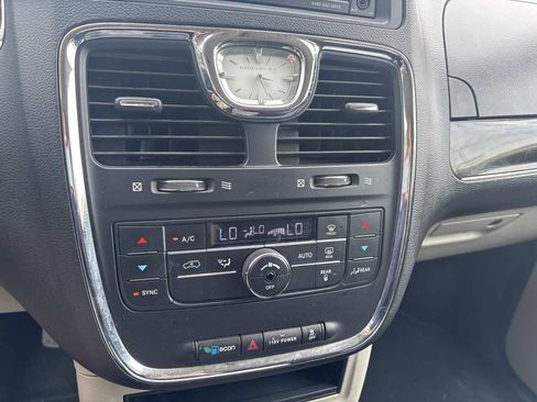 Used 2016 Chrysler Town & Country Touring FWD image 21