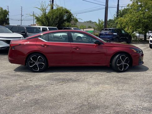 Used 2023 Nissan Altima 2.5 SR FWD image 2
