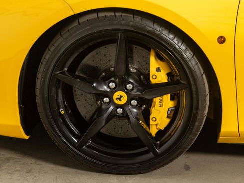 Used 2016 Ferrari 488 GTB RWD image 10