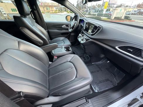 Used 2023 Chrysler Pacifica Touring-L w/ S Appearance Package image 12