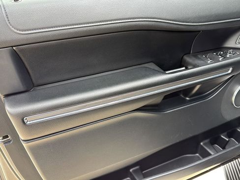 Used 2021 Ford Expedition XLT image 17