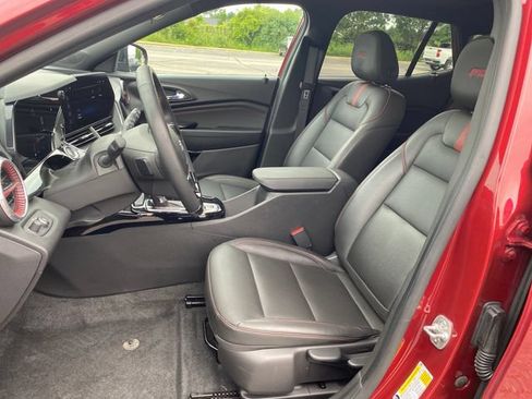 Used 2025 Chevrolet Trax RS w/ Sunroof Package FWD image 17
