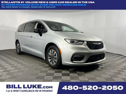 Used 2024 Chrysler Pacifica Select