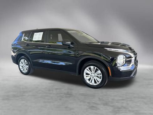 Used 2025 Mitsubishi Outlander ES FWD image 2
