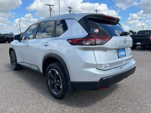 Certified 2024 Nissan Rogue SV w/ SV Premium Package FWD image 5