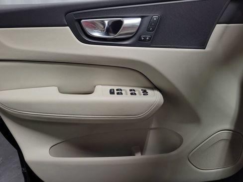 Used 2023 Volvo XC60 B5 Plus FWD image 23