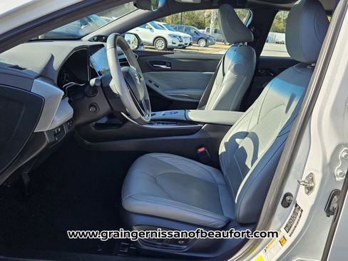 Used 2020 Toyota Avalon Limited image 3