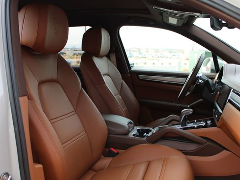 Certified 2023 Porsche Cayenne Platinum Edition image 27