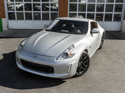 Used 2017 Nissan 370Z Coupe RWD image 2