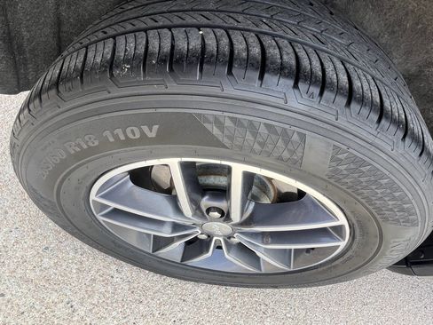 Used 2017 Jeep Grand Cherokee Limited image 24