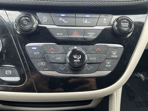 Used 2023 Chrysler Pacifica Limited image 10